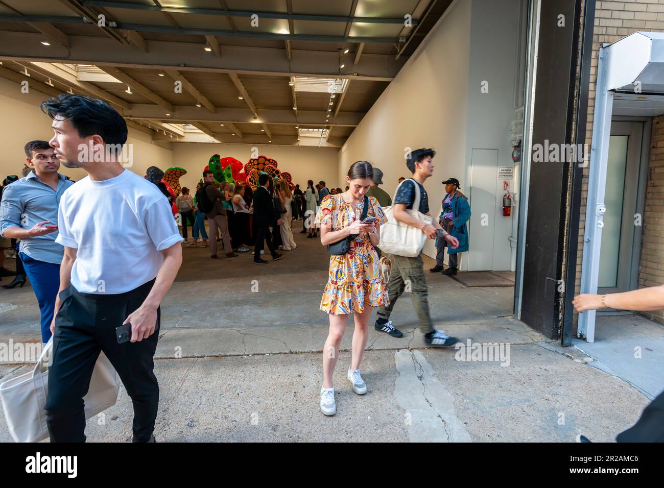 Centinaia di amanti dell’arte si affollano all’apertura di “i spend Each Day abbracciando i fiori” di Yayoi Kusama alla David Zwirner Gallery di Chelsea a New York giovedì 11 marzo 2023. La mostra presenta nuovi dipinti, nuove sculture e una nuova "stanza dello specchio a sfioro", il tutto in una delle sue più grandi mostre. (© Richard B. Levine) Foto Stock