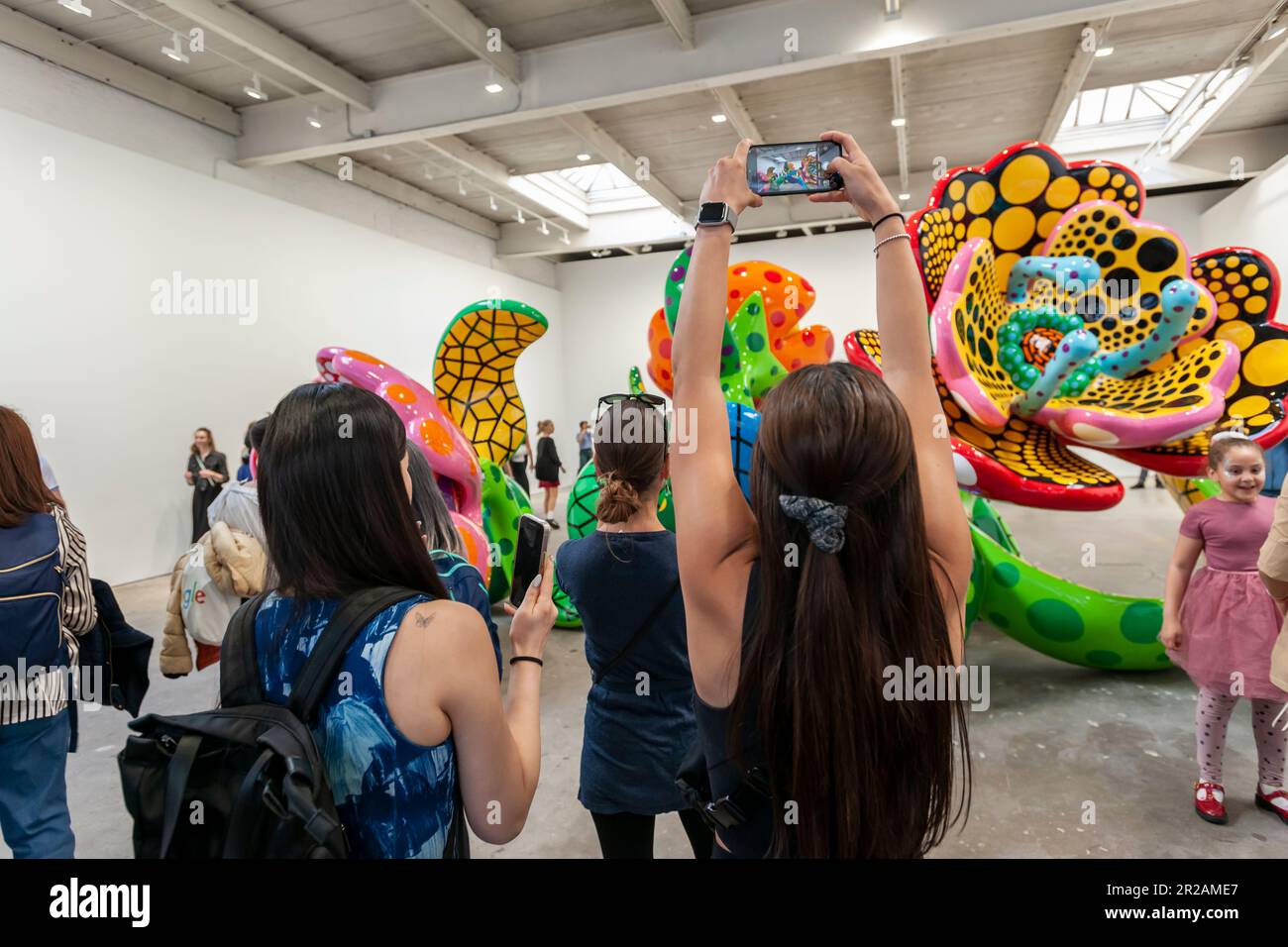 Centinaia di amanti dell’arte si affollano all’apertura di “i spend Each Day abbracciando i fiori” di Yayoi Kusama alla David Zwirner Gallery di Chelsea a New York giovedì 11 marzo 2023. La mostra presenta nuovi dipinti, nuove sculture e una nuova "stanza dello specchio a sfioro", il tutto in una delle sue più grandi mostre. (© Richard B. Levine) Foto Stock