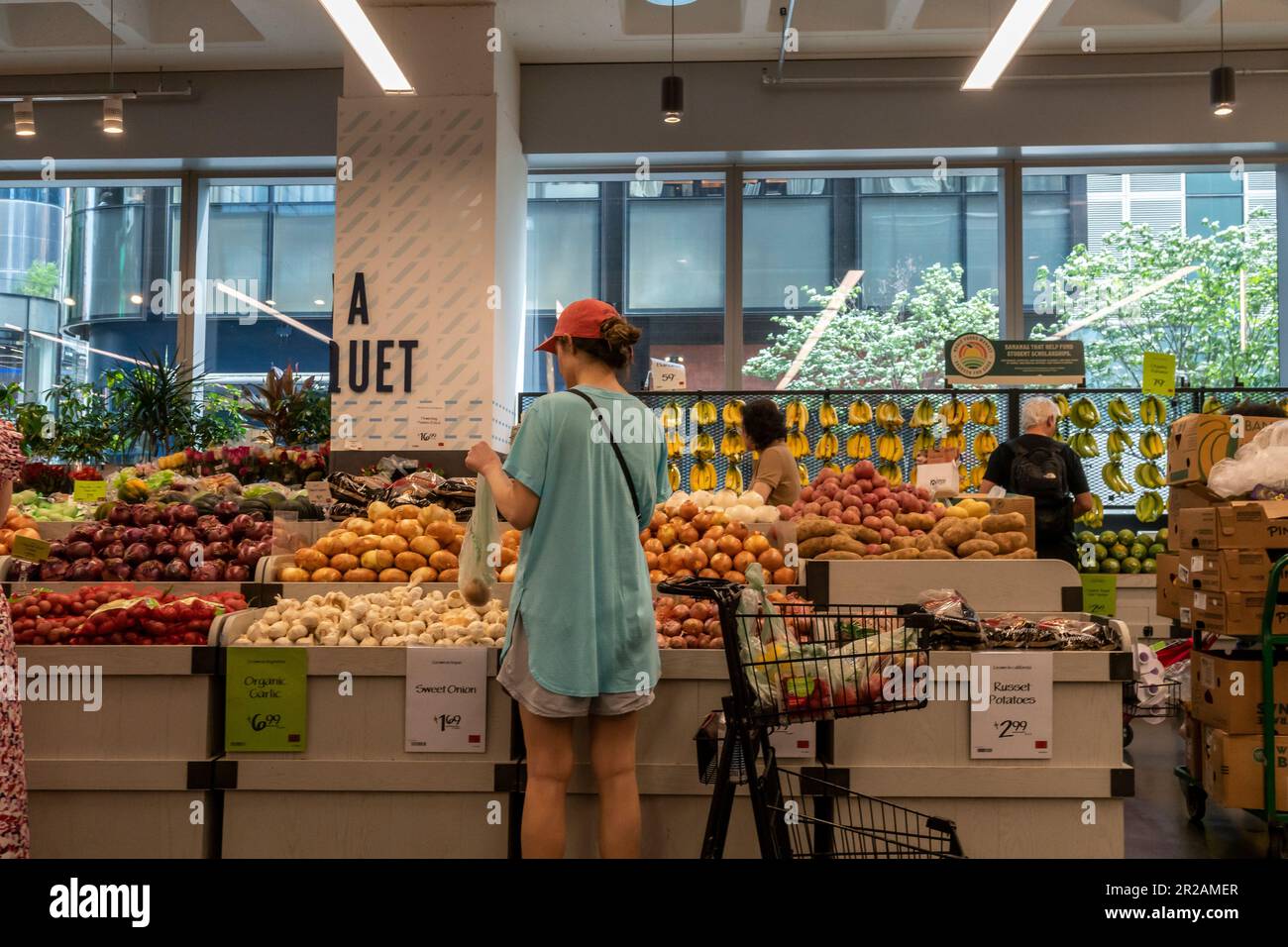 Shopping in un supermercato Whole Foods Market a New York venerdì 12 maggio 2023. L'indice dei prezzi al consumo è aumentato del 4,9% nell'ultimo anno, il livello più basso dall'aprile 2021, il che significa che i prezzi dei prodotti alimentari si sono raffreddati. (© Richard B. Levine) Foto Stock