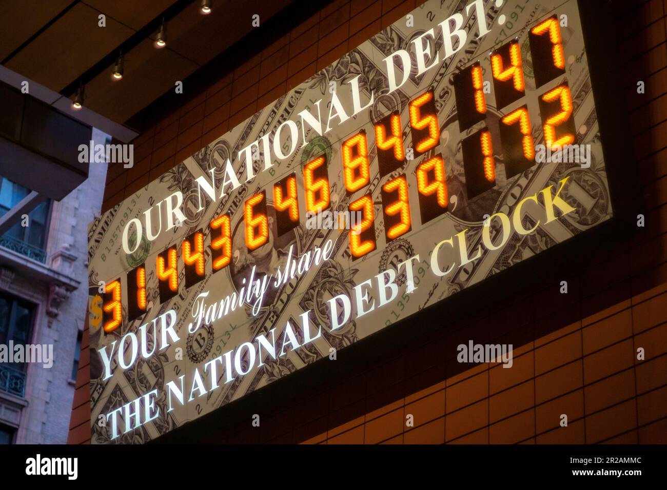 Il National Debt Clock nella galleria AnitaÕs Way a Times Square a New York martedì 17 maggio 2023. Il presidente Biden e il congresso stanno negoziando un progetto di legge per aumentare il tetto del debito prima del giugno 1, quando gli Stati Uniti inizierebbero a inadempiersi ai propri obblighi. (© Richard B. Levine) Foto Stock