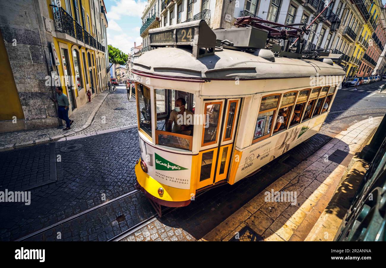 Storico tram 24 su piste acciottolate a Piazza di Camões con tradizionali edifici colorati a Lisbona, Portogallo con i mezzi pubblici. Foto Stock