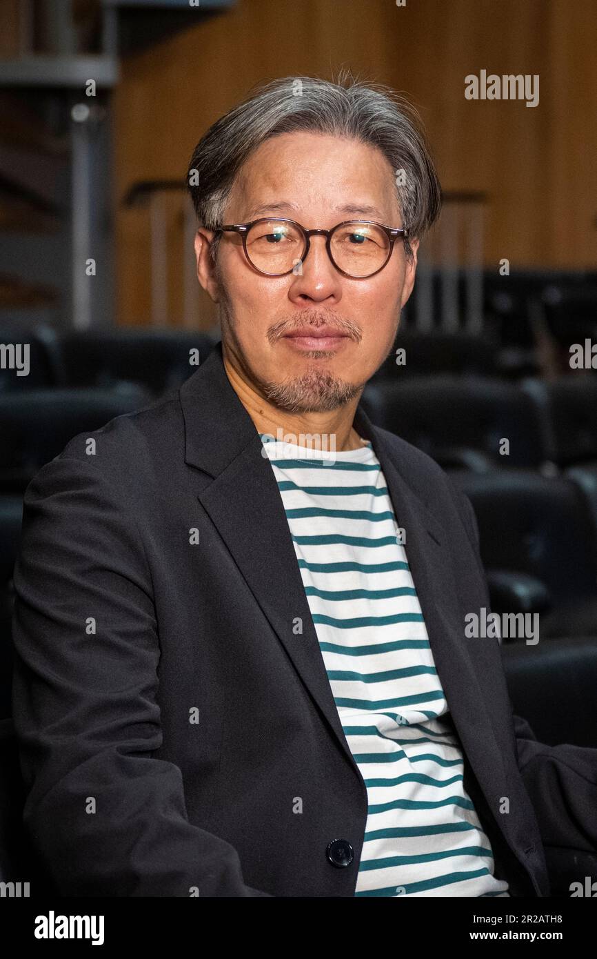 Londra, Regno Unito. 18 maggio 2023. Cheon Myeong-kwan, autore di ‘Whale’ in una fotocall per autori e traduttori selezionati per il Premio Internazionale Booker alla Queen Elizabeth Hall del Southbank Centre, in vista dell’annuncio del vincitore il 23 maggio. Il premio celebra i romanzieri e gli scrittori di storia corta da tutto il mondo così come l'arte di traduzione illuminando una luce sulla romanzo tradotto migliore. Credit: Stephen Chung / EMPICS / Alamy Live News Foto Stock