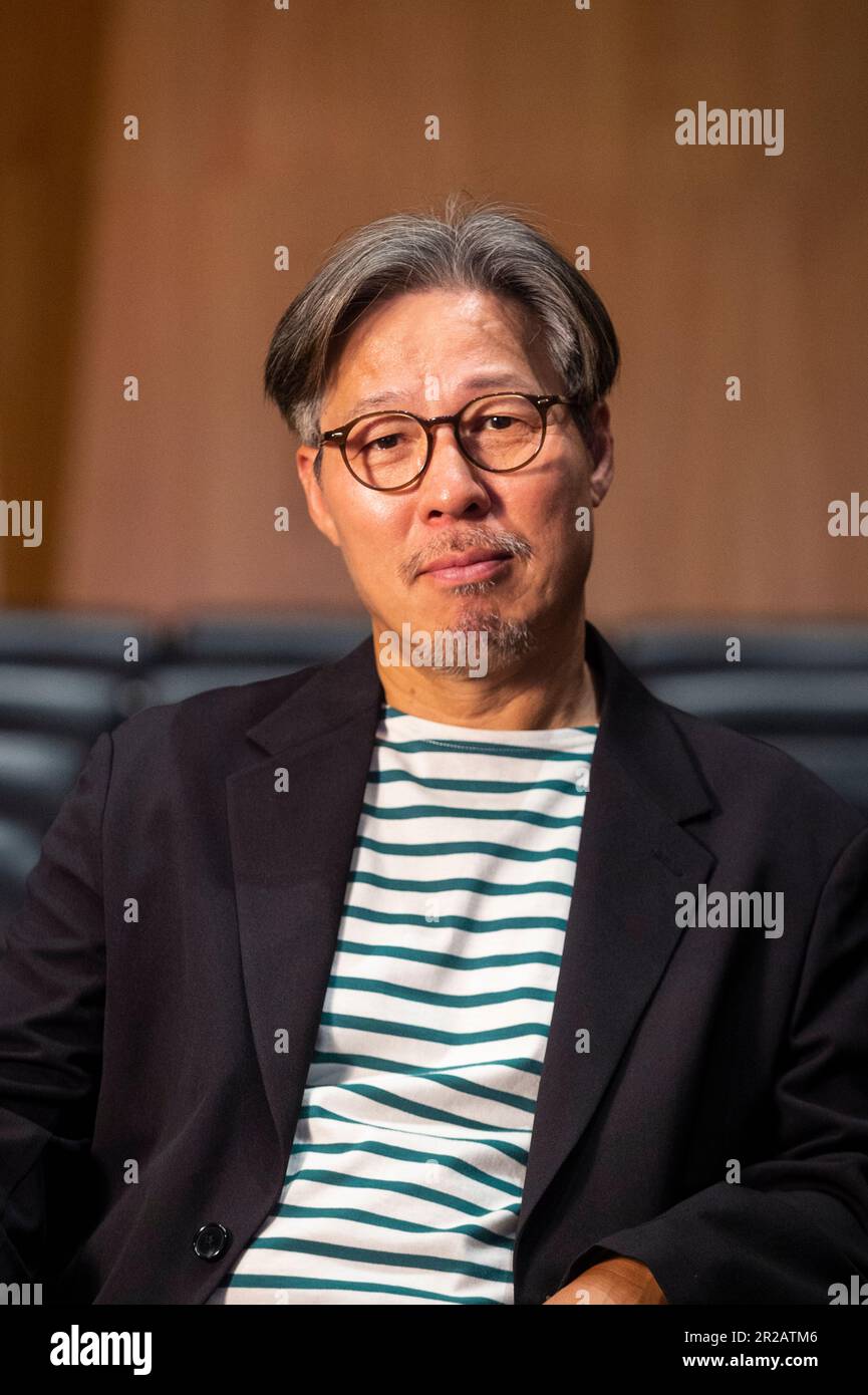 Londra, Regno Unito. 18 maggio 2023. Cheon Myeong-kwan, autore di ‘Whale’ in una fotocall per autori e traduttori selezionati per il Premio Internazionale Booker alla Queen Elizabeth Hall del Southbank Centre, in vista dell’annuncio del vincitore il 23 maggio. Il premio celebra i romanzieri e gli scrittori di storia corta da tutto il mondo così come l'arte di traduzione illuminando una luce sulla romanzo tradotto migliore. Credit: Stephen Chung / EMPICS / Alamy Live News Foto Stock