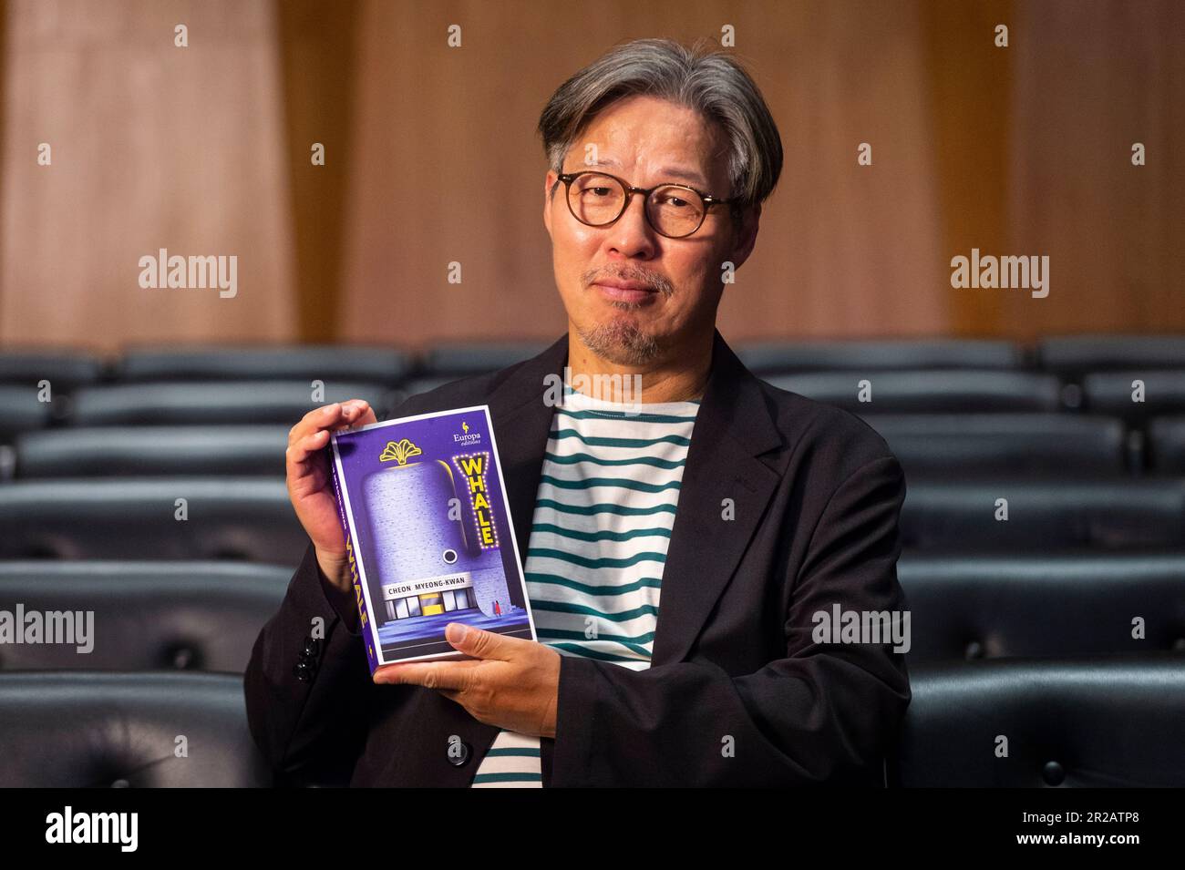Londra, Regno Unito. 18 maggio 2023. Cheon Myeong-kwan, autore di ‘Whale’ in una fotocall per autori e traduttori selezionati per il Premio Internazionale Booker alla Queen Elizabeth Hall del Southbank Centre, in vista dell’annuncio del vincitore il 23 maggio. Il premio celebra i romanzieri e gli scrittori di storia corta da tutto il mondo così come l'arte di traduzione illuminando una luce sulla romanzo tradotto migliore. Credit: Stephen Chung / EMPICS / Alamy Live News Foto Stock