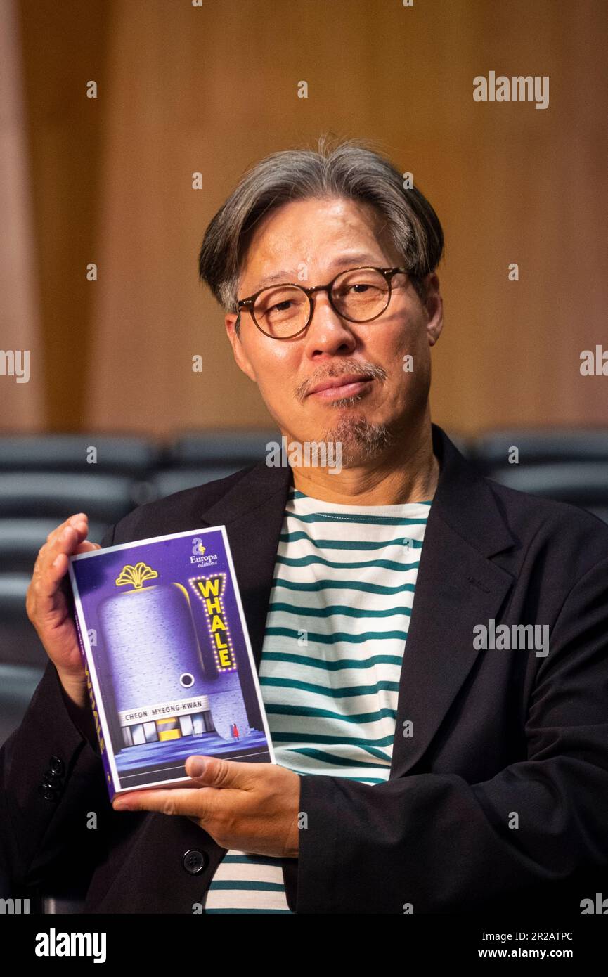 Londra, Regno Unito. 18 maggio 2023. Cheon Myeong-kwan, autore di ‘Whale’ in una fotocall per autori e traduttori selezionati per il Premio Internazionale Booker alla Queen Elizabeth Hall del Southbank Centre, in vista dell’annuncio del vincitore il 23 maggio. Il premio celebra i romanzieri e gli scrittori di storia corta da tutto il mondo così come l'arte di traduzione illuminando una luce sulla romanzo tradotto migliore. Credit: Stephen Chung / EMPICS / Alamy Live News Foto Stock