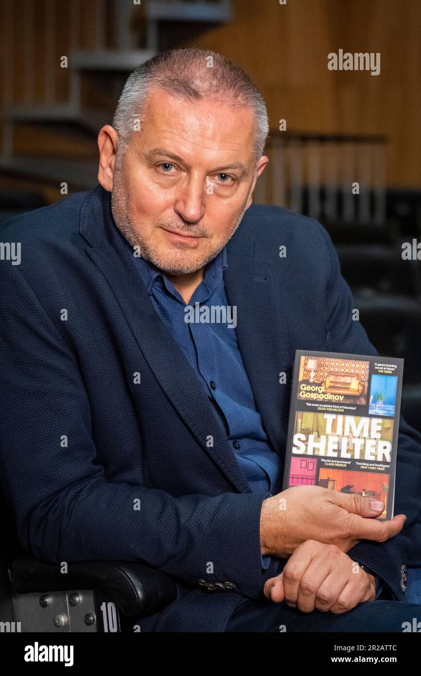 Londra, Regno Unito. 18 maggio 2023. Georgi Gospodinov, autore di ‘Time Shelter’ presso una fotocall per autori e traduttori selezionati per il Premio Internazionale Booker presso la Queen Elizabeth Hall del Southbank Centre, in vista dell’annuncio del vincitore il 23 maggio. Il premio celebra i romanzieri e gli scrittori di storia corta da tutto il mondo così come l'arte di traduzione illuminando una luce sulla romanzo tradotto migliore. Credit: Stephen Chung / EMPICS / Alamy Live News Foto Stock