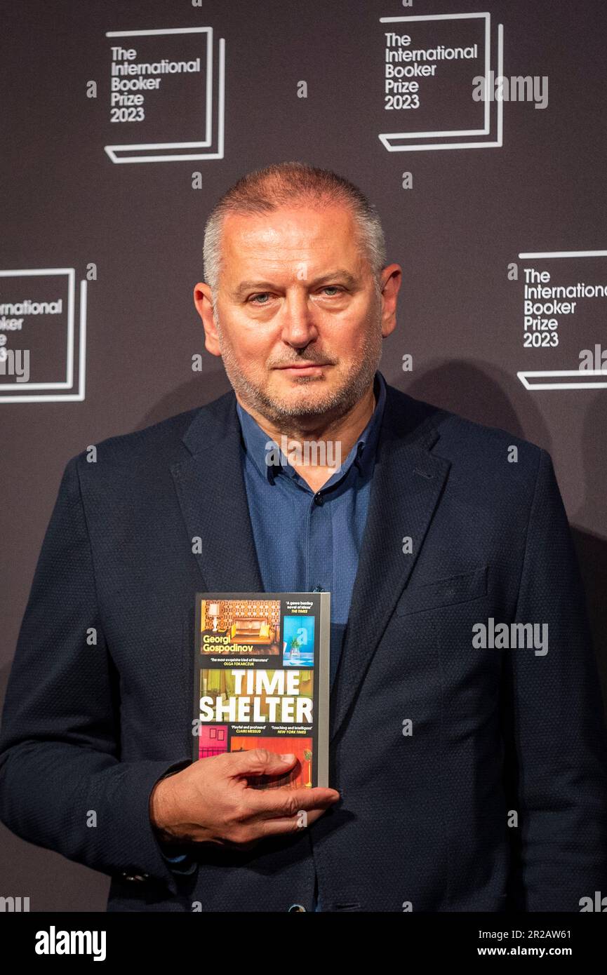 Londra, Regno Unito. 18 maggio 2023. Georgi Gospodinov, autore di ‘Time Shelter’ presso una fotocall per autori e traduttori selezionati per il Premio Internazionale Booker presso la Queen Elizabeth Hall del Southbank Centre, in vista dell’annuncio del vincitore il 23 maggio. Il premio celebra i romanzieri e gli scrittori di storia corta da tutto il mondo così come l'arte di traduzione illuminando una luce sulla romanzo tradotto migliore. Credit: Stephen Chung / EMPICS / Alamy Live News Foto Stock