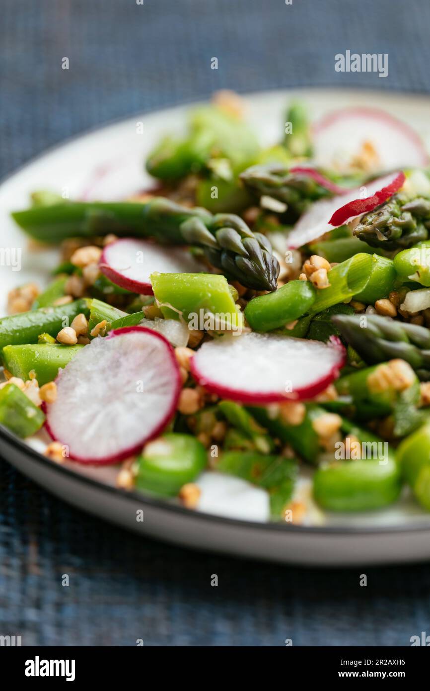 Insalata di primavera con asparagi, fava e grano saraceno. Foto Stock