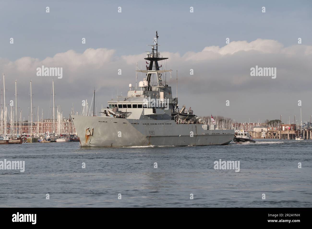 La nave di pattuglia della Royal Navy HMS MERSEY naviga dalla base navale Foto Stock