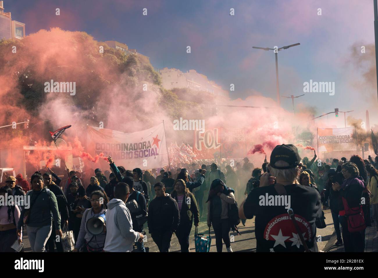 Buenos Aires, Argentina. 18th maggio, 2023. Le organizzazioni sociali hanno partecipato alla Giornata della lotta in unità contro l'adeguamento del Fondo monetario Internazionale (FMI). Marciarono verso il Ministero dello sviluppo sociale. (Credit: Esteban Osorio/Alamy Live News) Foto Stock