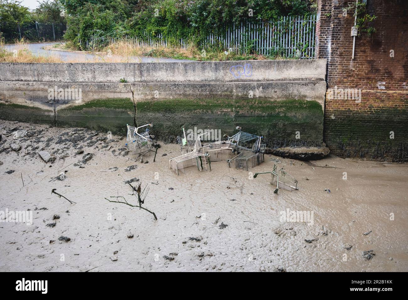 I carrelli per lo shopping sono stati scaricati a River Foto Stock