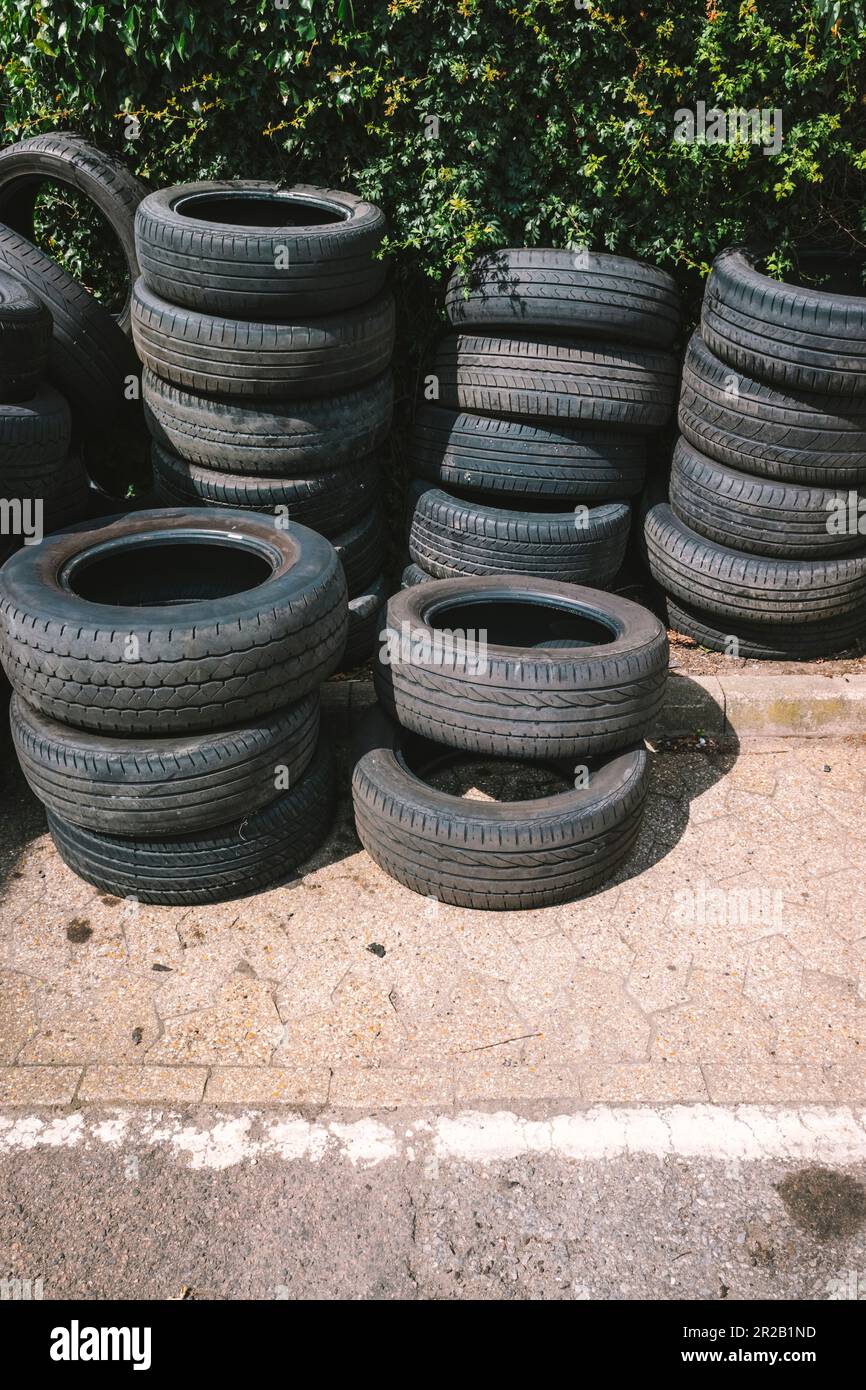 Vecchia pila di pneumatici Foto Stock
