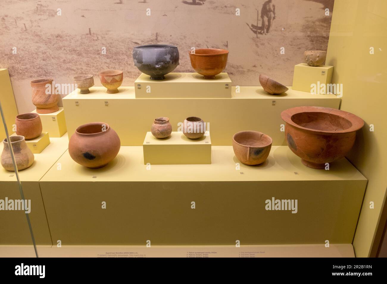 Ciotole di argilla e vasi del neolitico. Museo diacronico di Larissa, Grecia Foto Stock