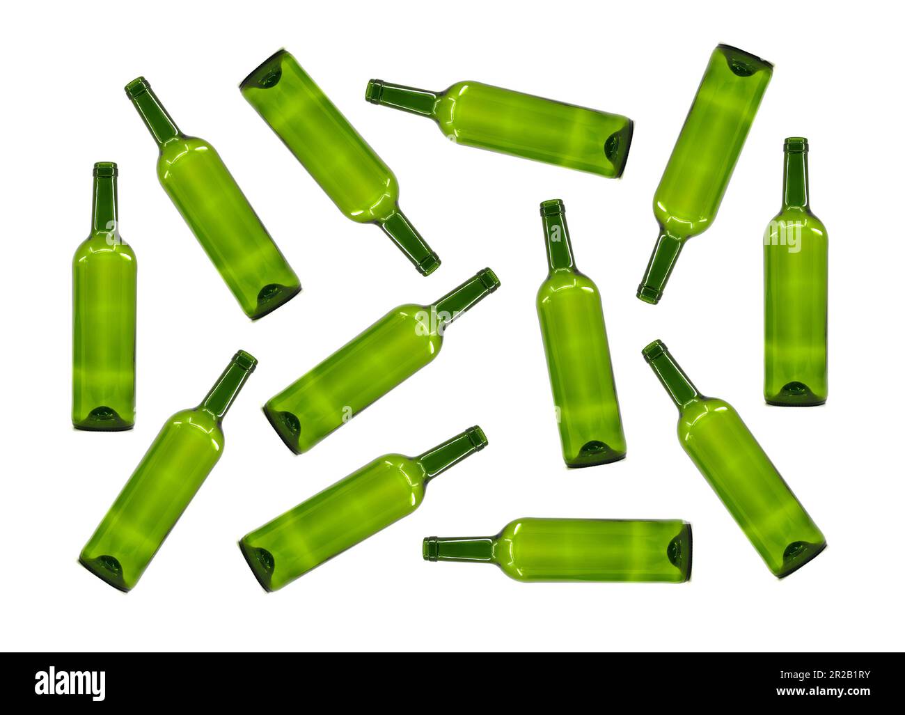 Modello casuale di bottiglie di vino in vetro verde vuote isolate su fondo bianco. Concetto di consumo di alcol. Nessuna gente. Foto Stock