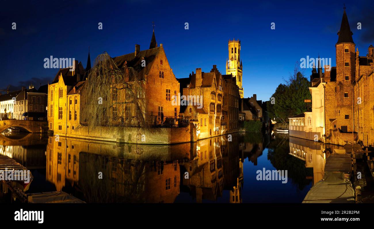 Belgio, Bruges, classico belfry vista canale crepuscolo Foto Stock
