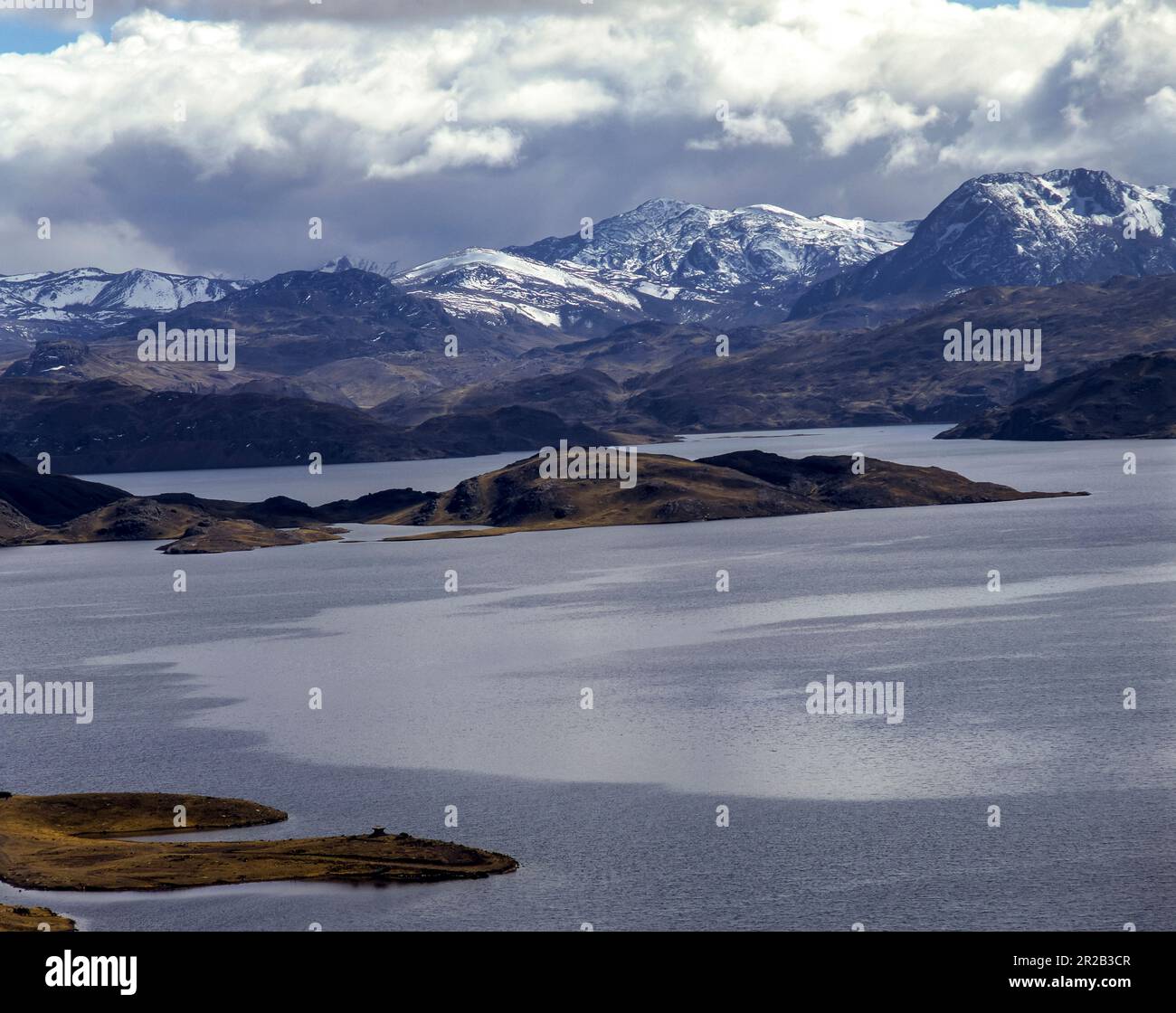 Paesaggi della regione di Huancavelica, alpaca innevati e lagune negli altopiani. Foto Stock