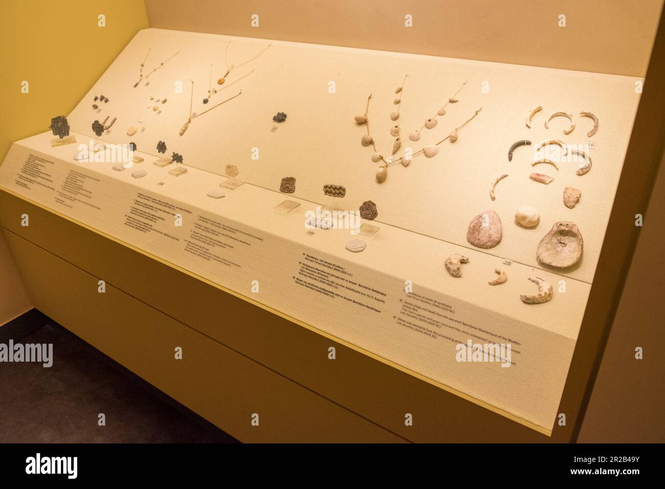 Collane e gioielli del tardo e ultimo neolitico (500-3200 a.C.) Museo diacronico di Larissa, Grecia Foto Stock