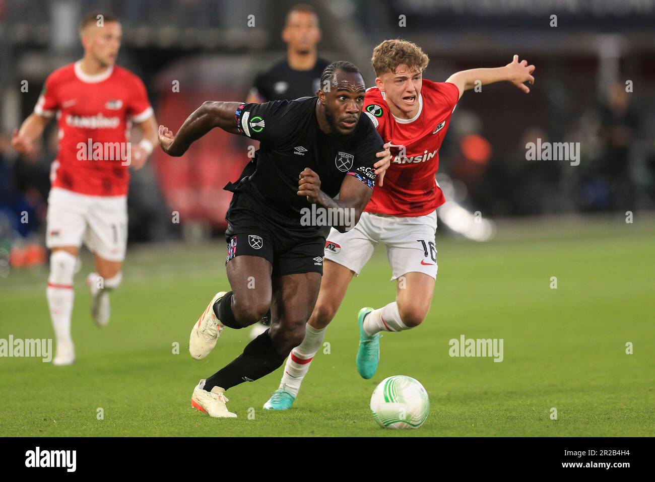 Amsterdam, Paesi Bassi. 18th maggio, 2023. Michail Antonio di West Ham United e Sven Mijnans di AZ Alkmaar durante la partita di seconda tappa della UEFA Conference League semi Final tra AZ Alkmaar e West Ham United allo stadio AFAS il 18th 2023 maggio ad Amsterdam, nei Paesi Bassi. (Foto di Daniel Chesterton/phcimages.com) Credit: PHC Images/Alamy Live News Foto Stock