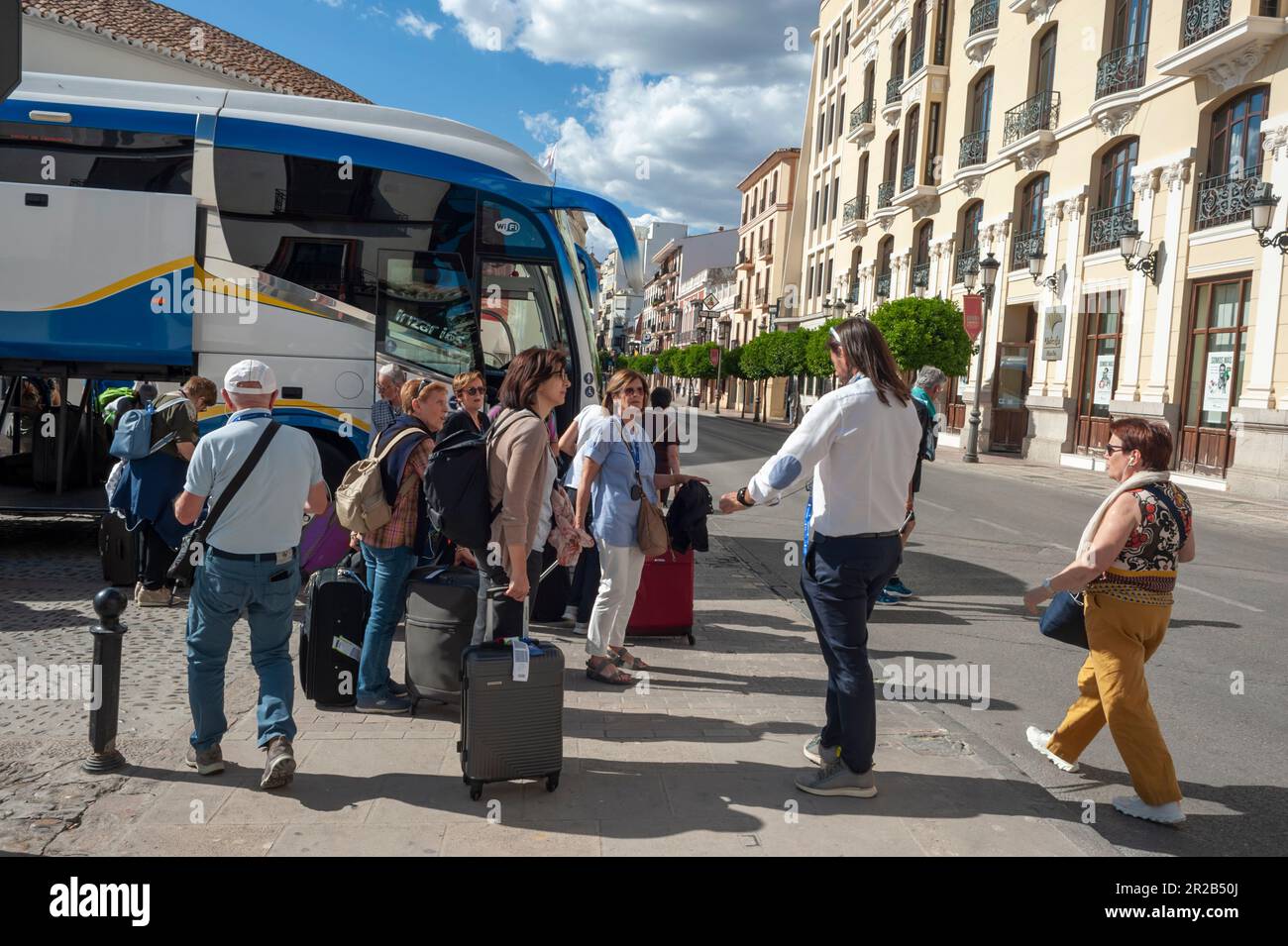 Ronda, Malaga, Spagna, gruppi medi, turisti imbarco su autobus turistico, visita di Street Scenes nel centro storico, famiglia con nonni Foto Stock