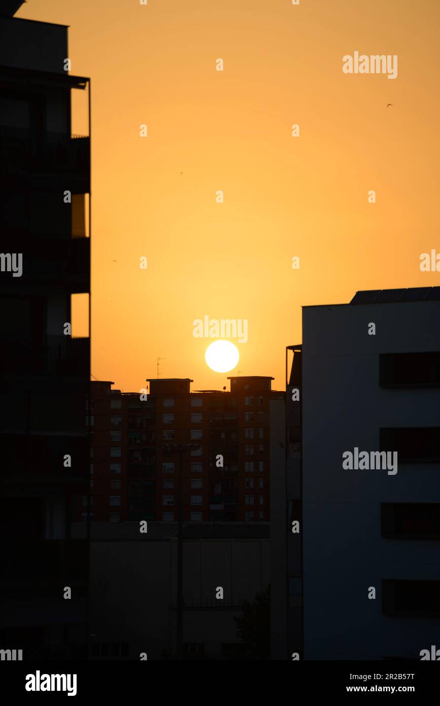 Tramonto tra gli edifici della città Foto Stock