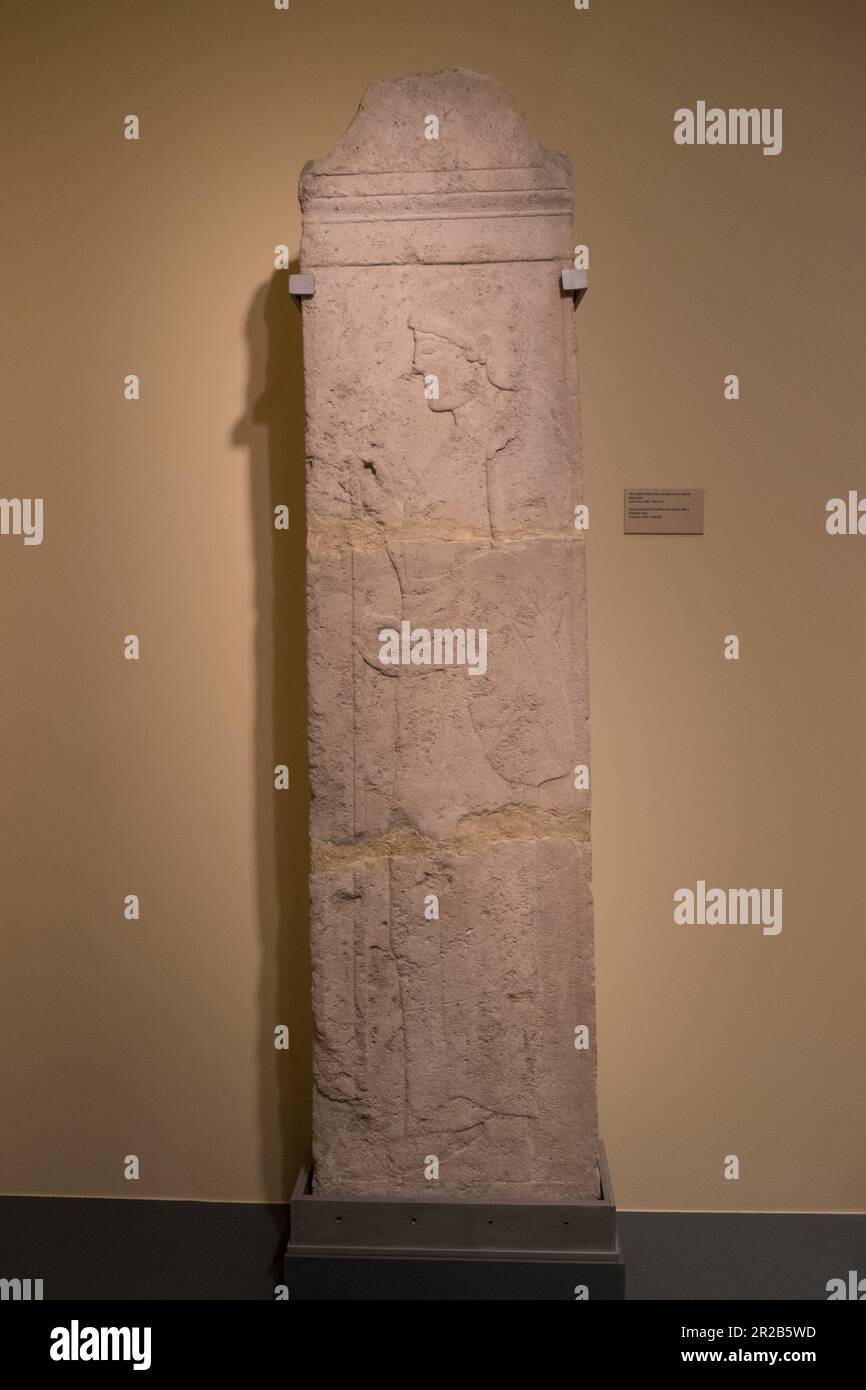 Stele grave di una giovinezza rivestita di himation (480-450B.C) periodo classico dell'antichità della Grecia antica. Museo diacronico di Larissa, Grecia Foto Stock