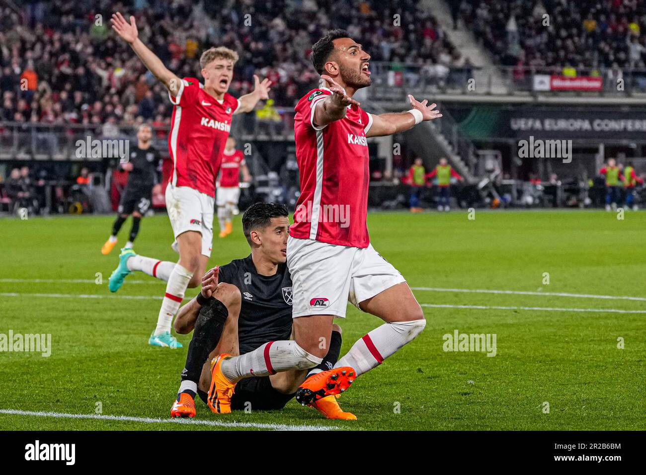 Alkmaar, Paesi Bassi. 18th maggio, 2023. ALKMAAR, PAESI BASSI - MAGGIO 18: Vangelis Pavlidis di AZ Alkmaar confuso sulla decisione degli arbitri durante la partita di seconda gamba della UEFA Europa Conference League semi-finale tra AZ e West Ham United allo stadio AFAS il 18 maggio 2023 ad Alkmaar, Paesi Bassi (Foto di Patrick Goosen/Orange Pictures) Credit: Orange Pics BV/Alamy Live News Foto Stock