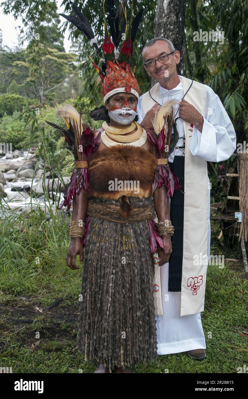 Papua Nuova Guinea Eastern Highlands Goroka Mädchen, traditioneller Kleidung mit weißem Missionaria papuan ragazza in abito tradizionale con whit missionario Foto Stock