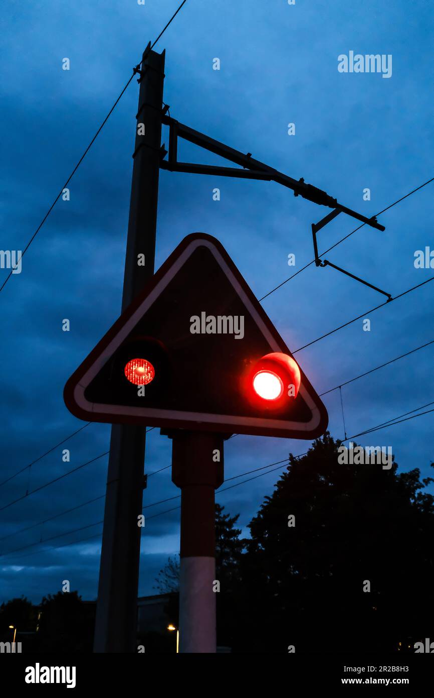 Un segnale ferroviario, ad esempio un semaforo o un semaforo, che indica ai treni quando procedere o fermarsi, garantendo operazioni ferroviarie sicure ed efficienti. Foto Stock