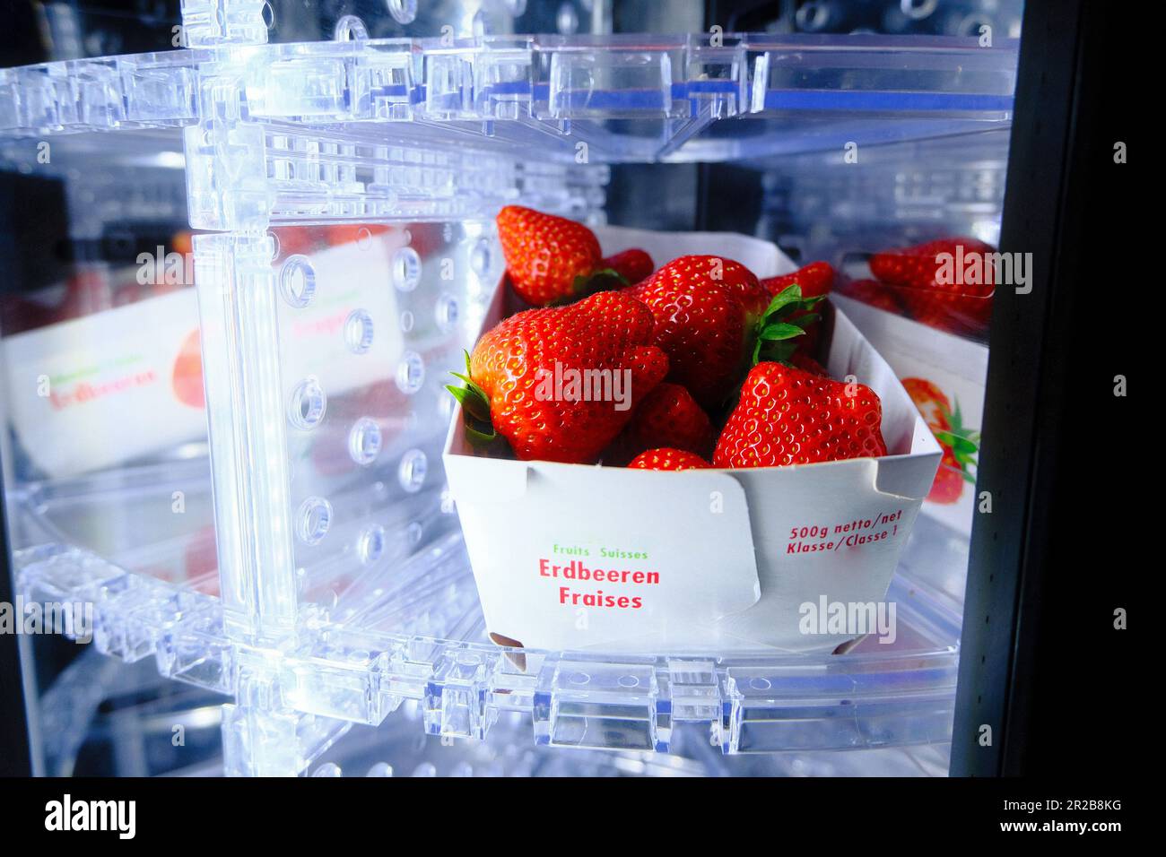 Fragole disponibili in vendita in un distributore automatico, che offre un modo comodo e accessibile per gustare queste deliziose frutta durante gli spostamenti. Foto Stock