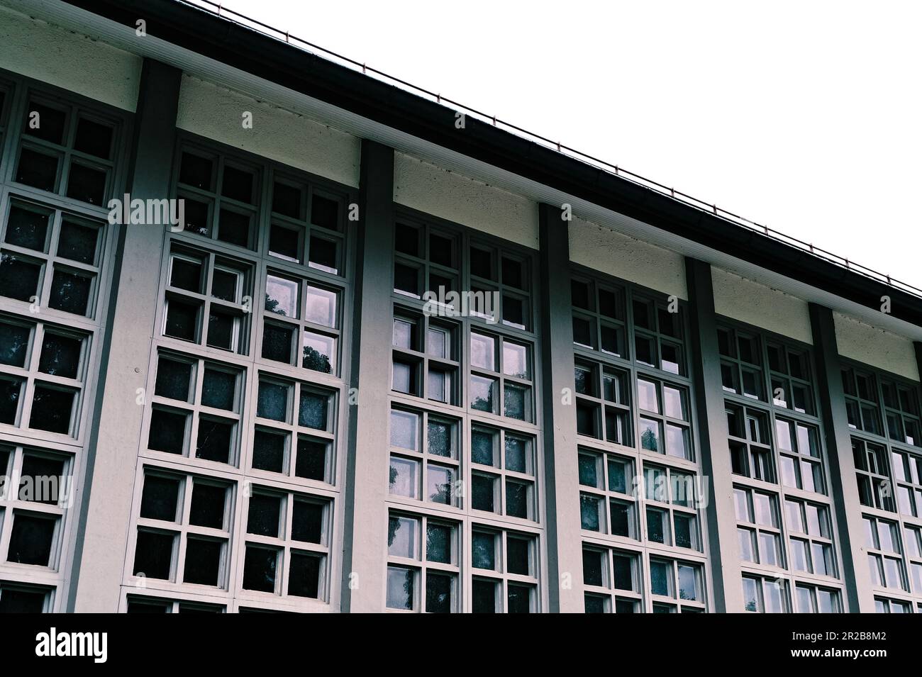 Un edificio vecchio e noioso che evoca un senso di malinconia e può portare a sentimenti di depressione. Foto Stock