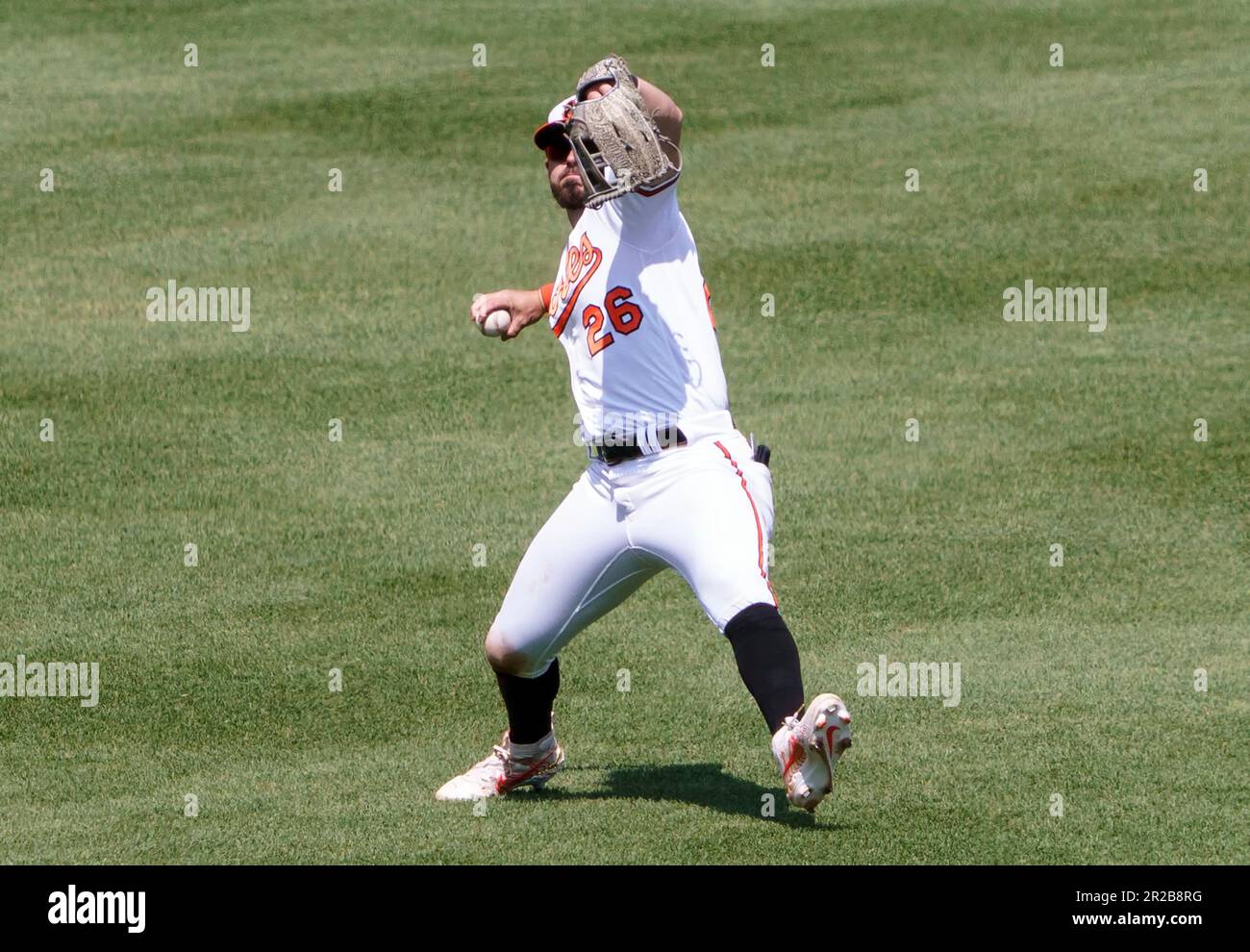Baltimora, Stati Uniti. 18th maggio, 2023. BALTIMORA, MD - 18 MAGGIO: Il fielder di Baltimora Orioles Ryan McKenna (26) lancia a casa la sua squadra dal profondo dell'esterno durante una partita di MLB tra gli Orioles di Baltimora e gli Angeli di Los Angeles, il 18 maggio 2023, all'Orioles Park a Camden Yards, a Baltimora, Maryland. (Foto di Tony Quinn/SipaUSA) Credit: Sipa USA/Alamy Live News Foto Stock