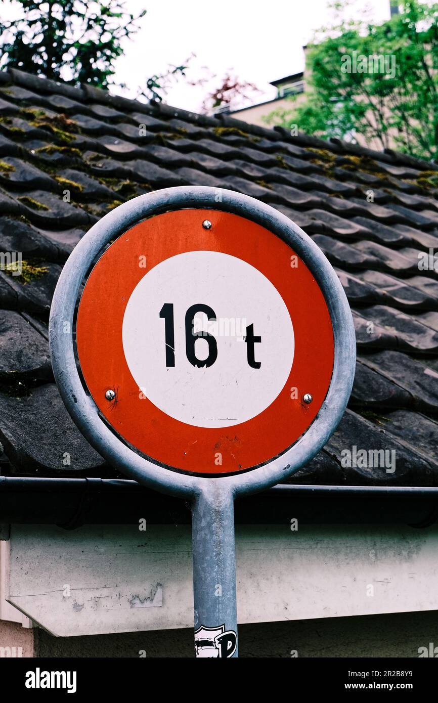 Un cartello di divieto è alto, con il suo audace cerchio rosso e la linea diagonale. Simboleggia le restrizioni e le azioni vietate. Foto Stock