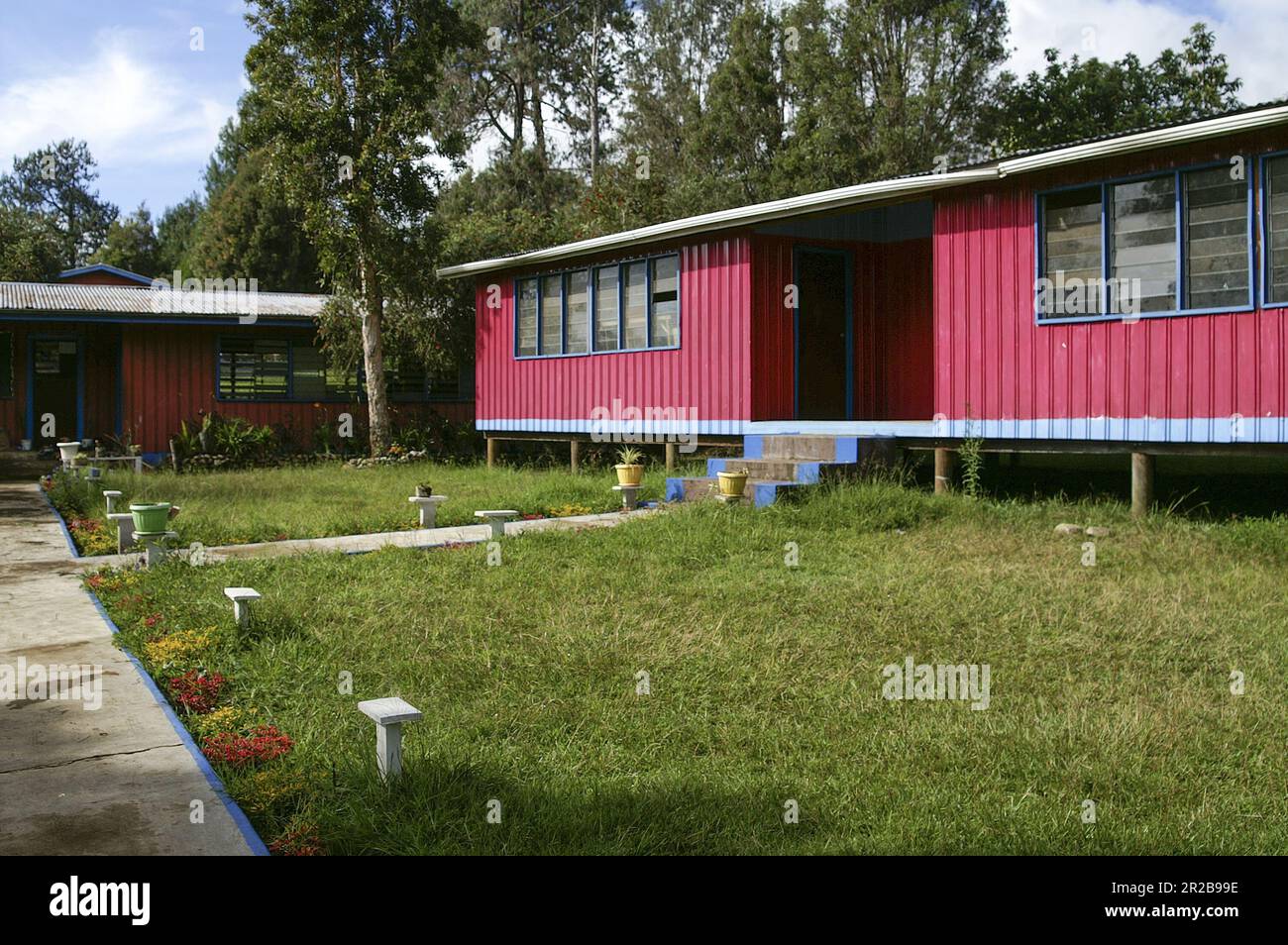 Papua Nuova Guinea; Highlands orientali; Goroka; Namta (Mefenga); edificio scolastico in legno; Schulgebäude aus Holz Foto Stock
