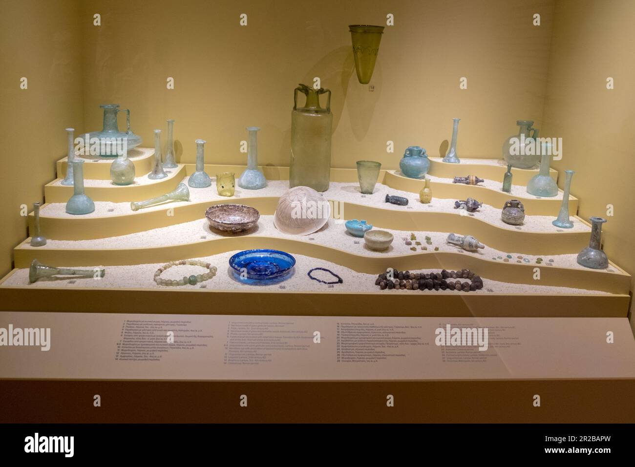 Piatti fiales e collane da glass.1st e 2nd ° secolo d.C. Museo diacronico di Larissa, Grecia Foto Stock