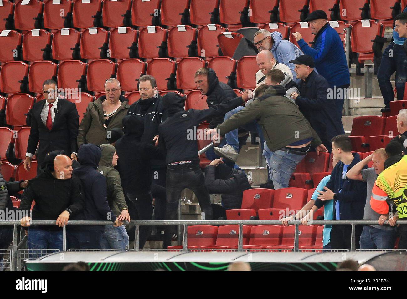 Amsterdam, Paesi Bassi. 18th maggio, 2023. I tifosi di AZ Alkmaar attaccano i tifosi del West Ham dopo la partita di seconda gamba della UEFA Conference League semi Final tra AZ Alkmaar e il West Ham United allo stadio AFAS il 18th 2023 maggio ad Amsterdam, nei Paesi Bassi. (Foto di Daniel Chesterton/phcimages.com) Credit: PHC Images/Alamy Live News Foto Stock