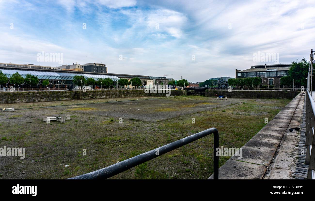 Georges Dock nella zona North Wall di Dublino. Il comune di Dublino ha in programma di sviluppare un lido pubblico e un centro di formazione per i servizi di emergenza. Foto Stock