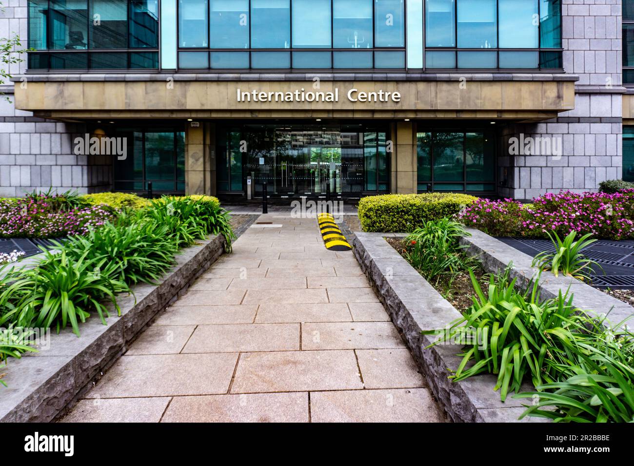 L'ingresso al Centro Internazionale, un blocco di uffici nell'International Financial Services Centre di Dublino, Irlanda. Foto Stock