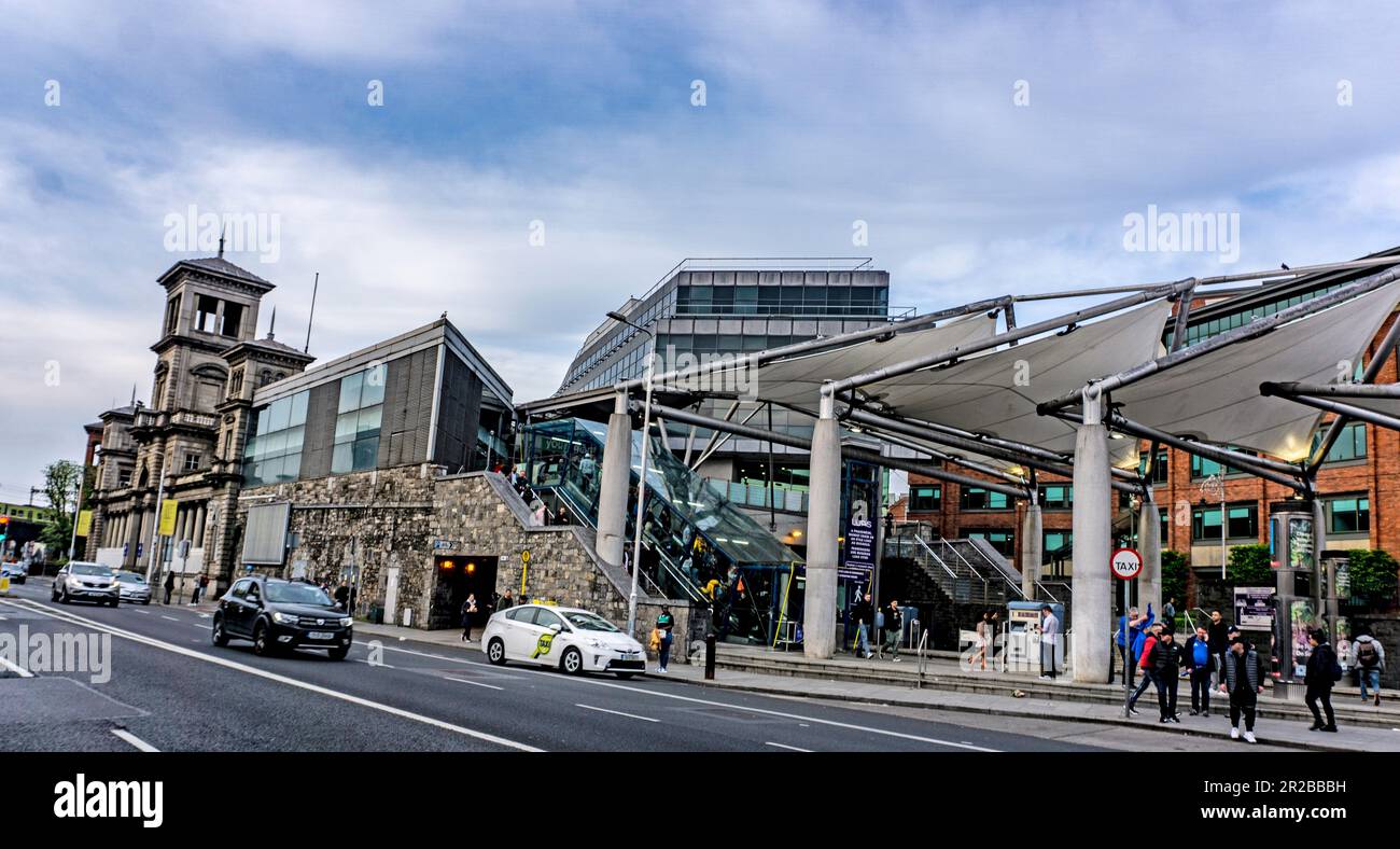 La stazione ferroviaria principale Connolly e la metropolitana leggera Luas fermano in Amiens Street, Dublino, Irlanda. Foto Stock