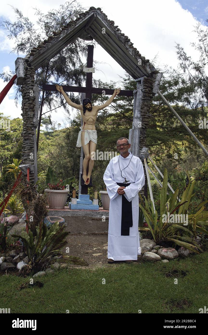 Papua Nuova Guinea Highlands orientali Goroka; missionario in veste bianca presso la croce nel giardino; missionario in einem weißen Gewand am Kreuz im Garten Foto Stock