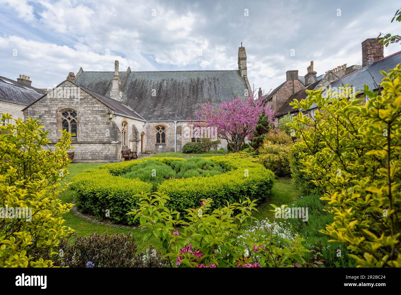 Bellissimo giardino con fioritura primaverile dietro la chiesa della Santissima Trinità a Dorchester, Dorset, Regno Unito, il 18 maggio 2023 Foto Stock