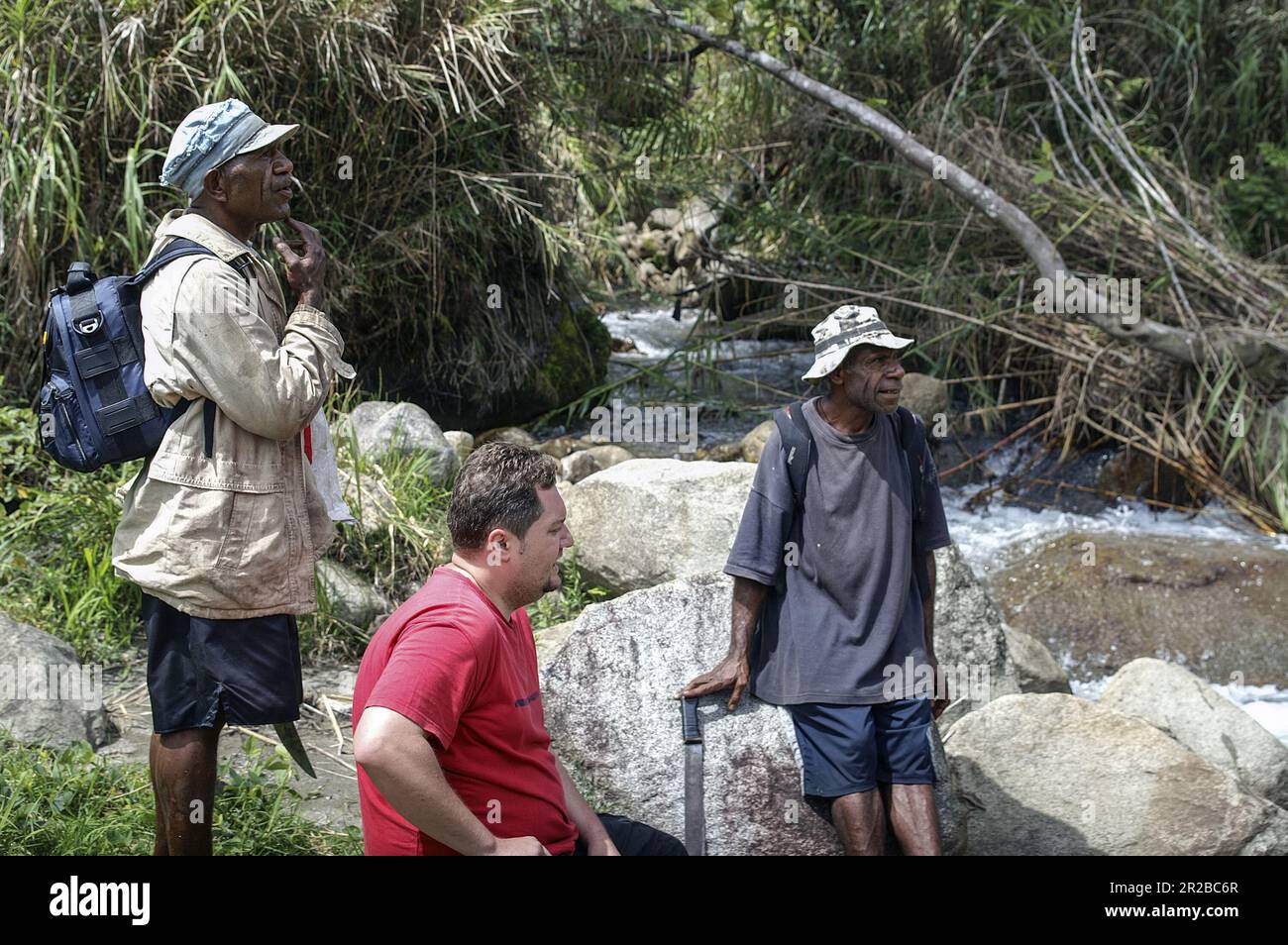 Papua Nuova Guinea; Highlands orientali; turistico con guide attraversa la foresta tropicale di papua; Tourist mit Führer durchquert den tropischen Wald Foto Stock