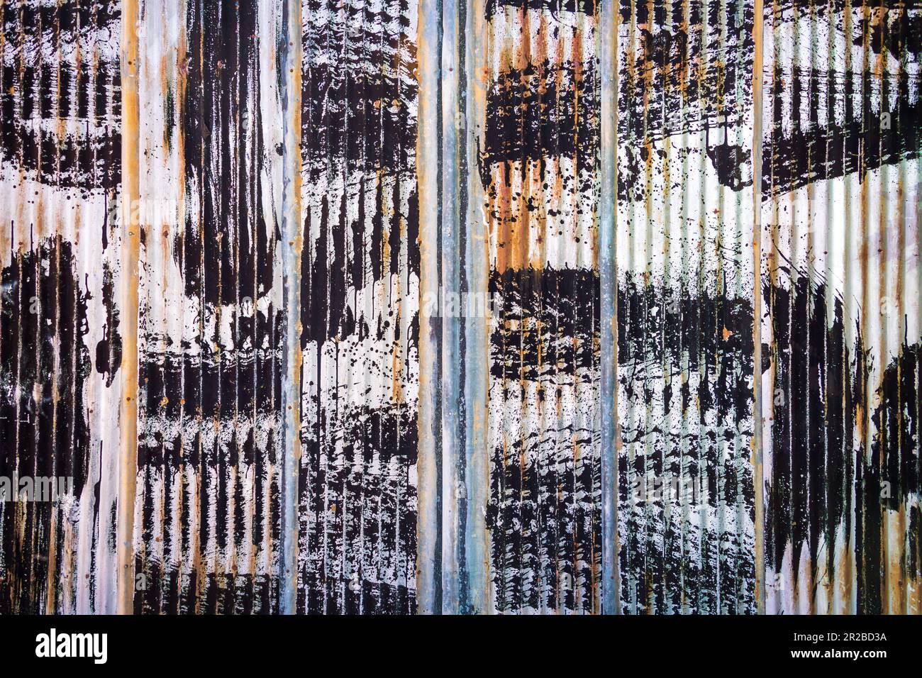 Fotografia di strada del vicolo posteriore muro di acciaio ondulato. Foto Stock