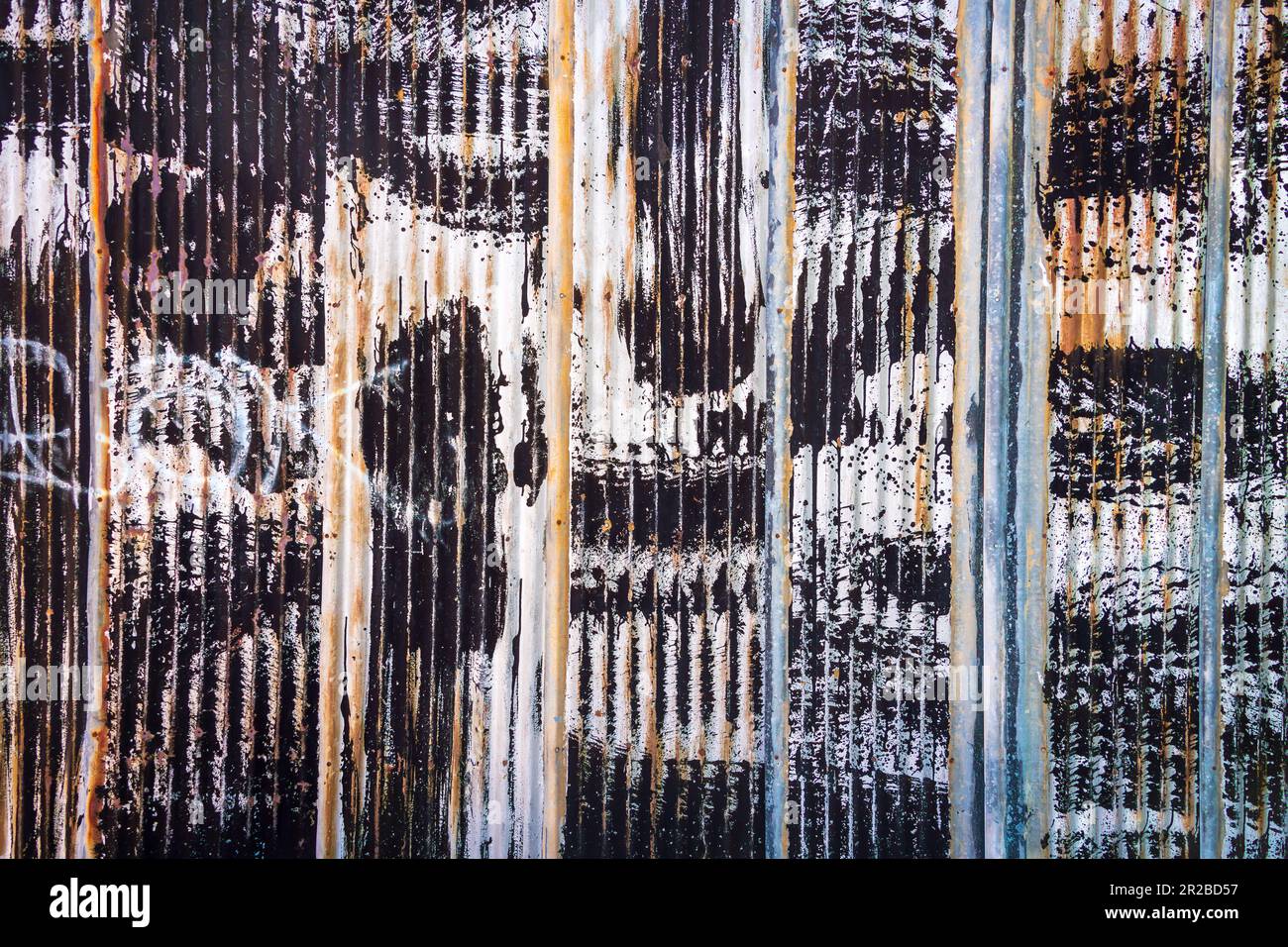 Foto di strada di un vicolo dipinto sul retro muro di acciaio ondulato. Foto Stock