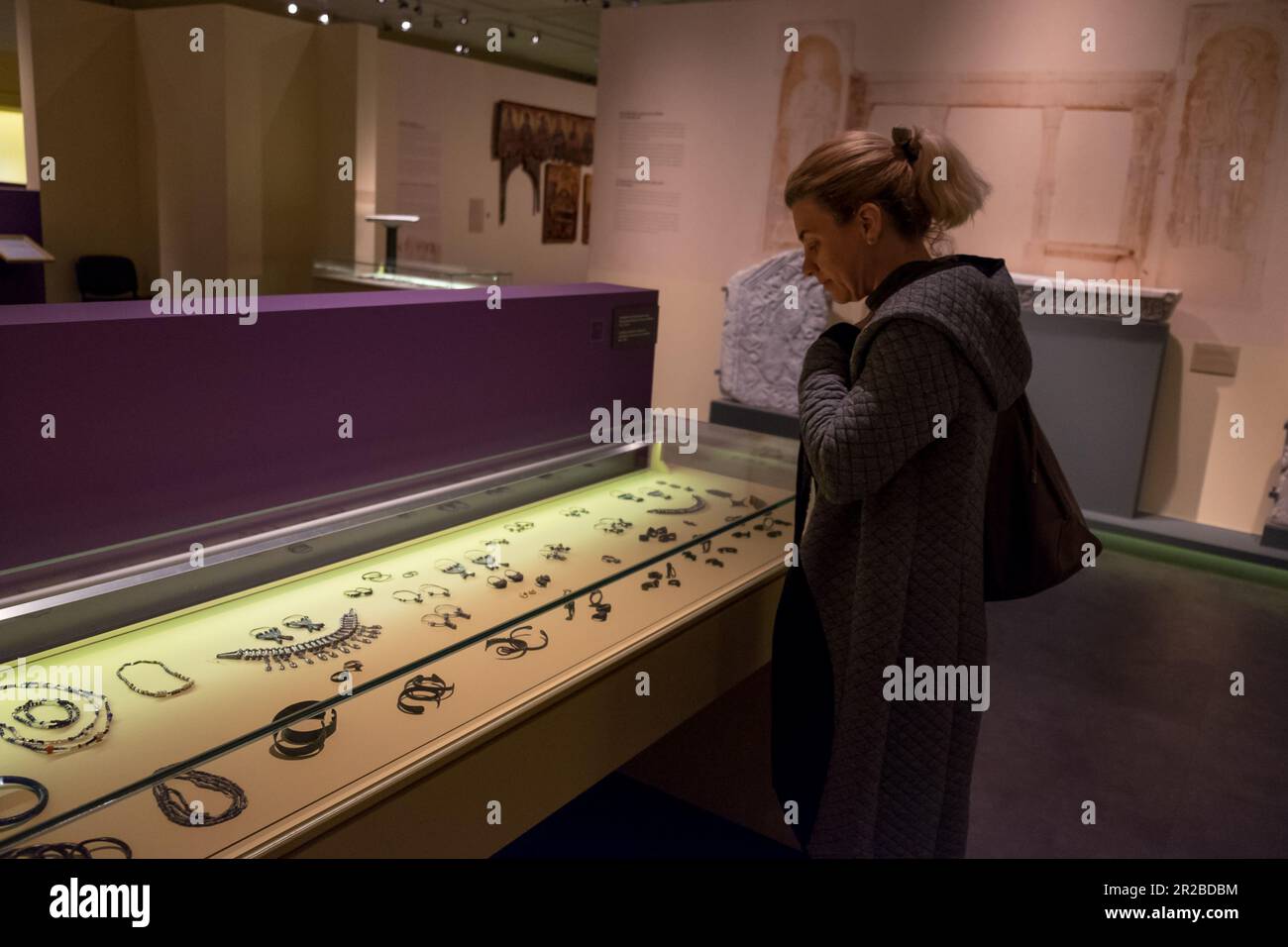 Donna che fissa i gioielli e le collane del periodo bizantino della Grecia . Museo diachronico di Larissa , Grecia Foto Stock