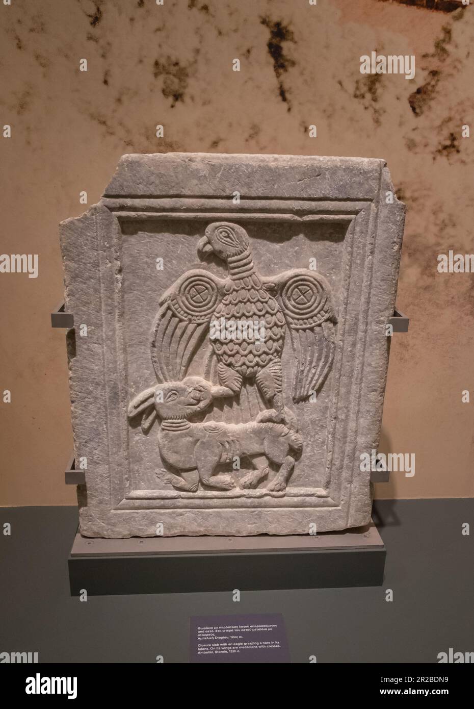 Chiusa slub con un'aquila che afferra una lepre nei suoi taloni. Sulle sue ali si trovano medaglioni con croci (XII secolo).Museo Diachronico di Larissa , Grecia Foto Stock