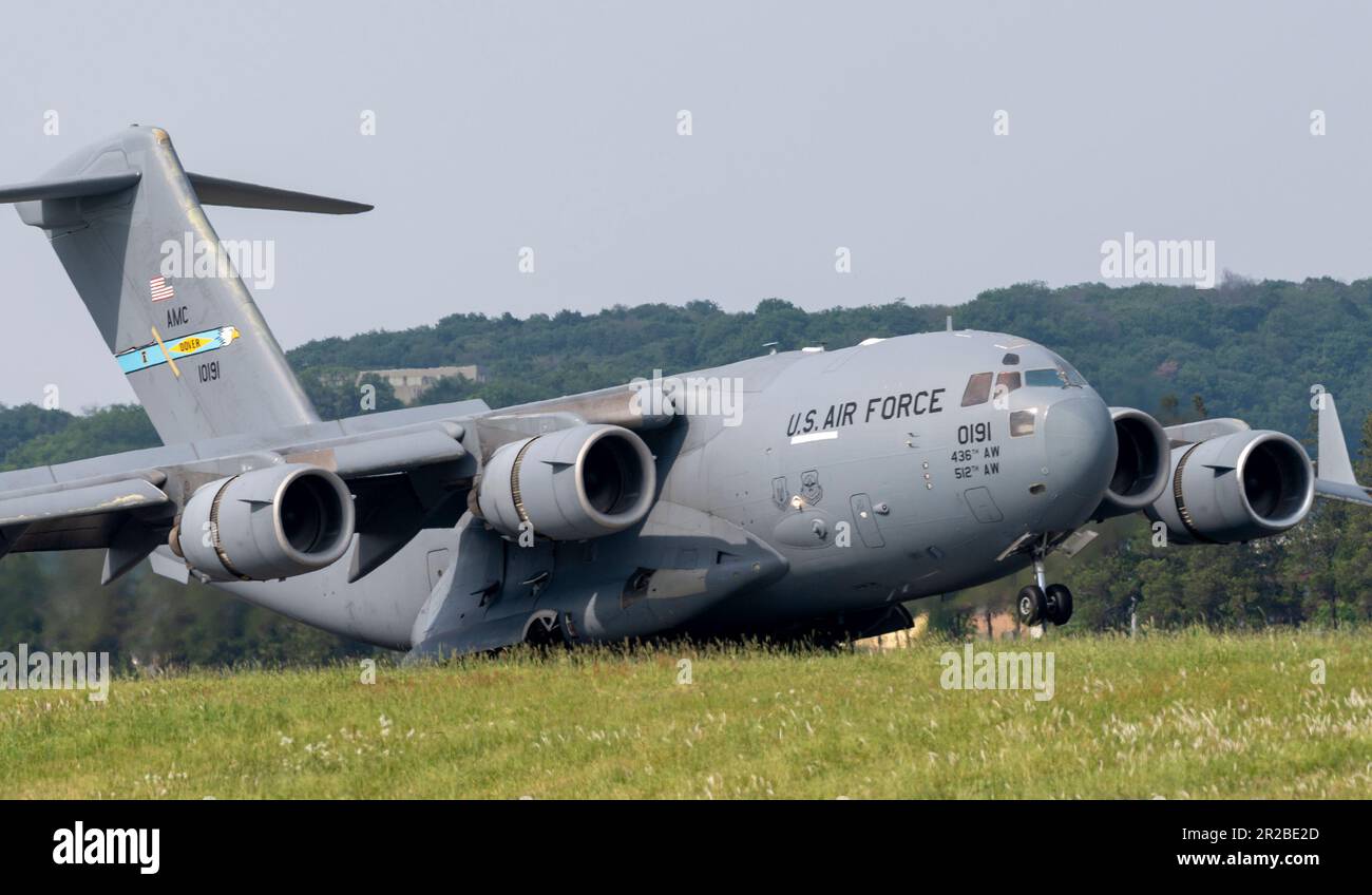 Un C-17 Globemaster III assegnato alla 436th Airlift Wing, dover Air Force base, DE, atterra alla Yokota Air base, Giappone, 10 maggio 2023. Le due unità hanno assistito gli Stati Uniti Space Force Space Systems Command (SSC) per fornire un secondo payload da ospitare sul sistema satellitare giapponese quasi-Zenith basato su Geo. Con l'arrivo dei payload in Giappone, il programma SSC inizierà la prossima fase di integrazione con i satelliti host QZSS e si preparerà al lancio, unificando efficacemente le due nazioni nello spazio. (STATI UNITI Air Force foto di Airman 1st Class Jarrett Smith) Foto Stock