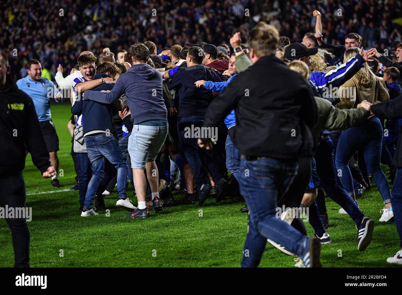 Hillsborough, Sheffield, Yorkshire, Regno Unito. 18th maggio, 2023. League One Play Off Football, semi Final, Second LEG, Sheffield Wednesday contro Peterborough United; i fan di Sheffield Wednesday invadono il campo dopo aver vinto un gioco epico Credit: Action Plus Sports/Alamy Live News Foto Stock