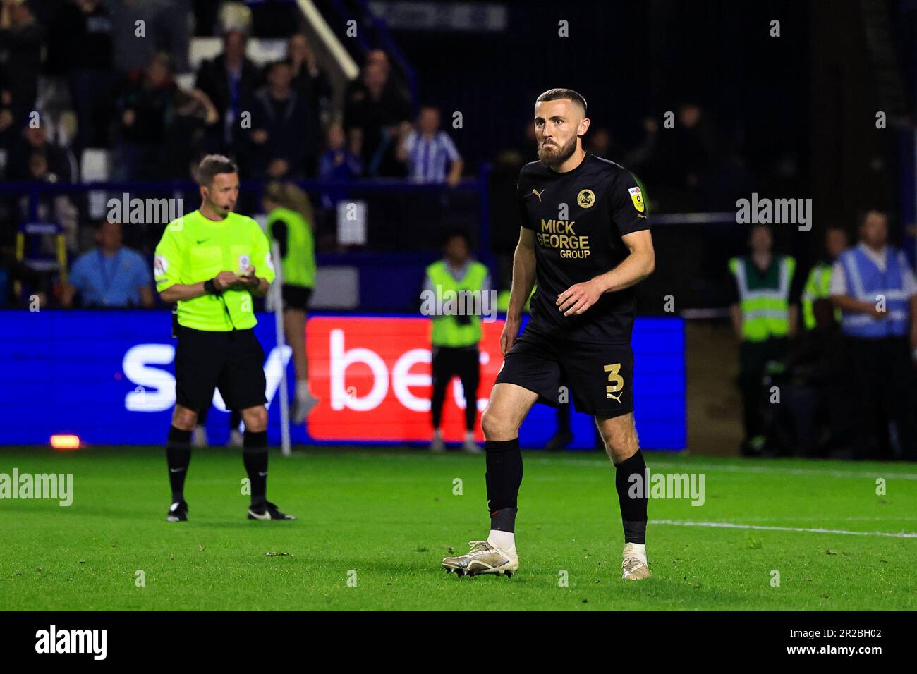 DaN Butler di Peterborough United sembra sconcertato dopo aver perso una penalità nel tiro fuori durante la partita di gioco della Sky Bet League 1 Sheffield Mercoledì vs Peterborough a Hillsborough, Sheffield, Regno Unito, 18th maggio 2023 (Foto di Nick Browning/News Images) Foto Stock