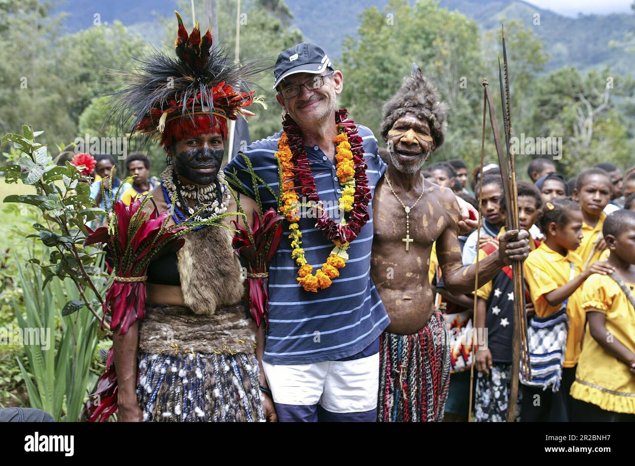Papua Nuova Guinea; Highlands orientali; Goroka; missionario bianco tra i Papuani; Weißer missionario unter den Papua; missionero blanco entre los papúes Foto Stock