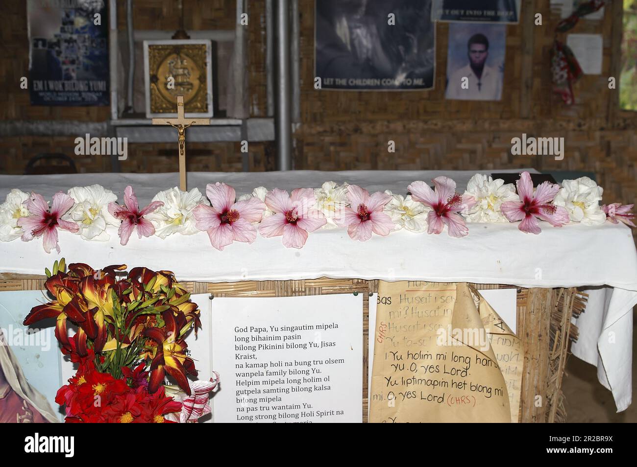 Papua Nuova Guinea; Highlands orientali; Goroka; l'altare nella cappella della missione decorata con fiori esotici; Der altare geschmückt mit Blumen Foto Stock